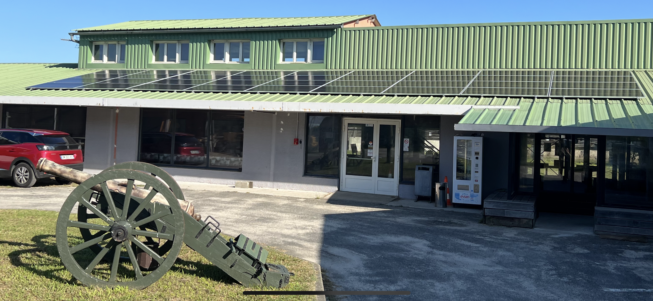 Le stand de tir vient d'investir dans des panneaux photovoltaïques afin de réduire sa consommation électrique. Merci au T.S.C.A.